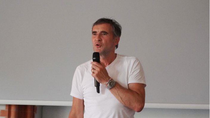 Mann mit Mikrofon