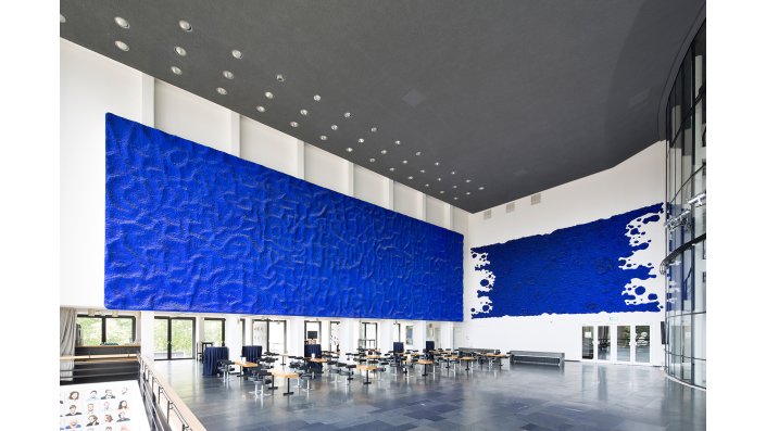 Yves Klein schuf seine größten Werke in Zusammenarbeit mit dem Architekten Werner Ruhnau zwischen 1957 und 1959 im Musiktheater Gelsenkirchen. Die sechs blauen Wandreliefs mit einer Gesamtgröße von ca. 400 Quadratmetern sind Gegenstand eines MA-Projektes an der TH Köln. Anlass für das Projekt waren starke Staubablagerungen auf den Schwamm- und Strukturreliefs. Das Ziel der Fallstudie besteht darin, die verwendeten Materialien zu analysieren, die Entstehungsgeschichte zu rekonstruieren, Zustandsveränderungen und deren Ursachen zu erfassen sowie ein Konzept für die Reinigung und langfristige Erhaltung zu entwickeln.