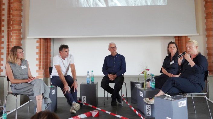 fünf Personen auf einer Bühne