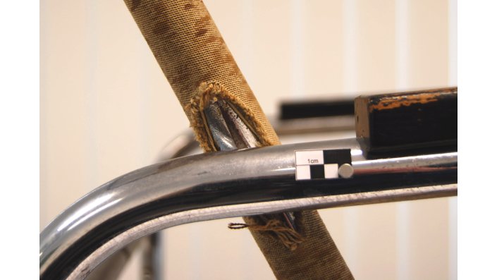 Detail, Fehlstelle im Bereich der linken Armlehne
