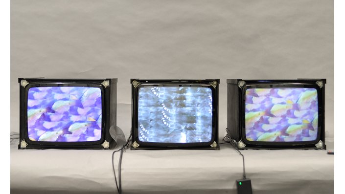 Ergebnisse der Emulation: LCD Monitor mit gewoelbter Glasfront (links), Rueckprojektion auf gewoelbte Glasfront (rechts) sowie ein originaler Roehrenfernseher (Mitte) in Betrieb.