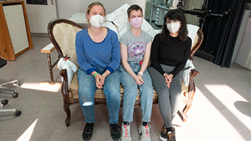 Drei glückliche Teilnehmerinnen am Polsterworkshop haben auf dem "Dromedar" Platz genommen und testem die Sitzqualitäten des Sofas nach der Garnierung. es fehlt noch die Pikierung und das Weißpolster. (Bild: TH Köln - CICS - Andreas Krupa)