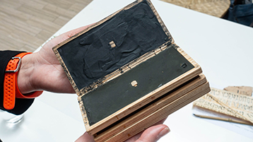 Rekonstruktion eines Wchstafelbüchleins (Bild: TH Köln - CICS - Andreas Krupa) Rekonstruktion eines Wchstafelbüchleins (Bild: TH Köln - CICS - Andreas Krupa)