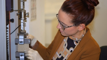 Dr.-Ing. Hannah Flock M.A. an der Zugprüfmaschine. (Bild: TH Köln - CICS - Petra Demuth)