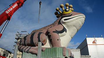 In 16 Meter Höhe thronte mehr als 100 Jahre auf einem Turm über der Stadt Mainz ein Frosch, das Markenzeichen der Firma Werner & Mertz. Seit November 2019 wird er in einem interdisziplinären Projekt der Studienrichtung HOM und dem Institut für Kunststofftechnik der Universität Stuttgart untersucht (Bild: TH Köln - CICS - Friederike Waentig) In 16 Meter Höhe thronte mehr als 100 Jahre auf einem Turm über der Stadt Mainz ein Frosch, das Markenzeichen der Firma Werner & Mertz. Seit November 2019 wird er in einem interdisziplinären Projekt der Studienrichtung HOM und dem Institut für Kunststofftechnik der Universität Stuttgart untersucht (Bild: TH Köln - CICS - Friederike Waentig)
