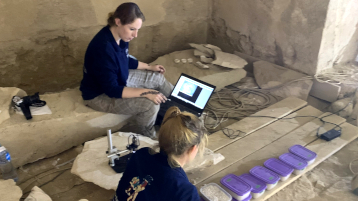 Die Korngrößen der gesiebten Fraktionen werden von den Studentinnen Kathrin Bommes und Tanja Pinkale mit einem Digitalmikroskop untersucht. (Bild: TH Köln - CICS - Prof. Dr. Peter Kozub) Die Korngrößen der gesiebten Fraktionen werden von den Studentinnen Kathrin Bommes und Tanja Pinkale mit einem Digitalmikroskop untersucht. (Bild: TH Köln - CICS - Prof. Dr. Peter Kozub)