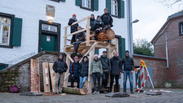 Die Gruppe der Erst- und Drittsemester im Wintersemester des Bachelorstudiums posiert am Sägegestell. Das Sägegestell wurde im Vorfeld eigens für das Sägen mit der großen Rahmensäge gebaut. (Bild: TH Köln - CICS - Andreas Krupa)