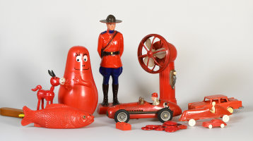 Farblich sortierte Spielzeuge aus der Sammlung des Deutschen Kunststoff-Museums. Farblich sortierte Spielzeuge aus der Sammlung des Deutschen Kunststoff-Museums.