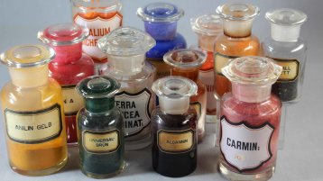 Historische Glasflaschen mit Farbstoffpulvern aus der Materialsammlung des CICS. (Bild: CICS/ Ingrid Blom-Böer) Historische Glasflaschen mit Farbstoffpulvern aus der Materialsammlung des CICS. (Bild: CICS/ Ingrid Blom-Böer)