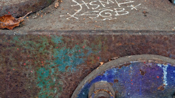 Diese Detailaufnahme einer Außenskulptur zeigt Schäden durch Umwelteinflüsse und Vandalismus. (Bild: TH Köln - CICS - Katrin Breßer)