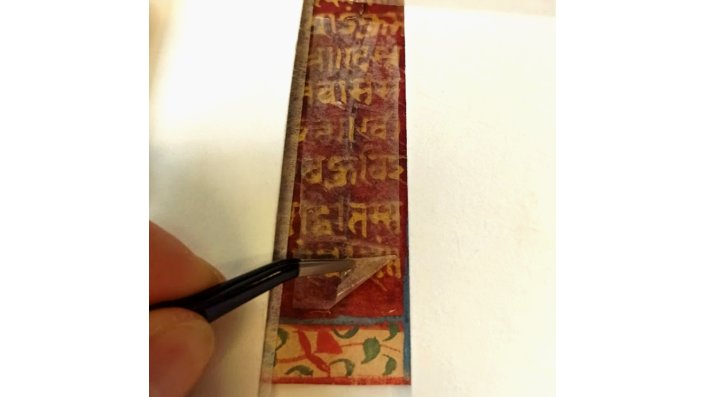Abnahme des Klebebandes nach Einwirkung der MH-Gelkompresse auf Folio 68193_30 Verso.
