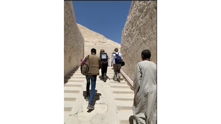 Letzter Tag der Sommerkampagne. Das Team verlässt das Grab von Ramses III. im Tal der Könige.