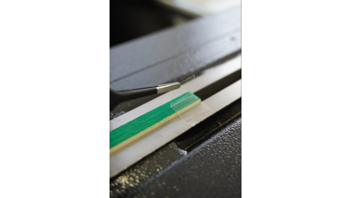 Der Tesafilm wird in einem 90° Winkel abgezogen und anschließend auf einen Karton geklebt. Die Menge der haften gebliebenen Pigmente kann nun gemessen und verglichen werden.