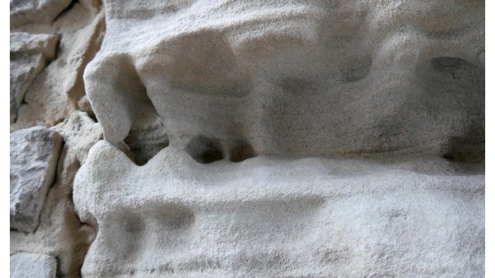 Spuren der Zeit: Quader aus Kordeler Sandstein an der Porta Nigra - dank der jüngsten Restaurierung nun ohne schwarze Verwitterungskruste.