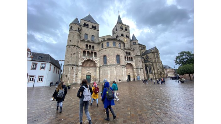 Die Türme des Trierer Doms unter Wolkentürmen.