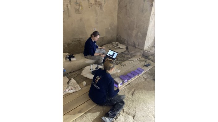 Die Korngrößen der gesiebten Fraktionen werden von den Studentinnen Kathrin Bommes und Tanja Pinkale mit einem Digitalmikroskop untersucht.