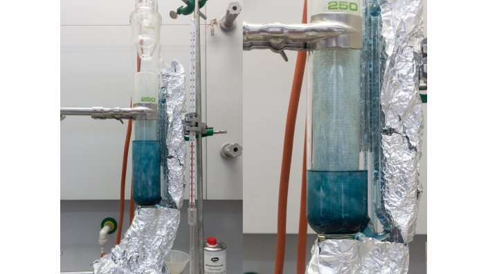 Im Soxhlet-Verfahren wurde mithilfe des Lösemittels Methylethylketon aus Spänen von Chlorociboriaholz der kräftig blaue Farbstoff Xylindein extrahiert. Die frische blaue Farbe vergraut leider zusehends, wenn die Lösung ein paar Tage steht.