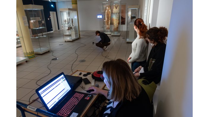 Messung der Gebäudeschwingungen im Gustav-Lübcke-Museum Hamm: mit einem Modalhammer wird der Boden in Schwingung versetzt und die Resonanzen durch spezielle Sensoren gemessen. Führt man die Anregung mit dem Hammer an zuvor festgelegten Rasterpunkten im Raum durch, ergibt sich in Kombination mit den Messwerten ein anschaulicher Bodenplan kritischer und weniger kritischer Raumbereiche.