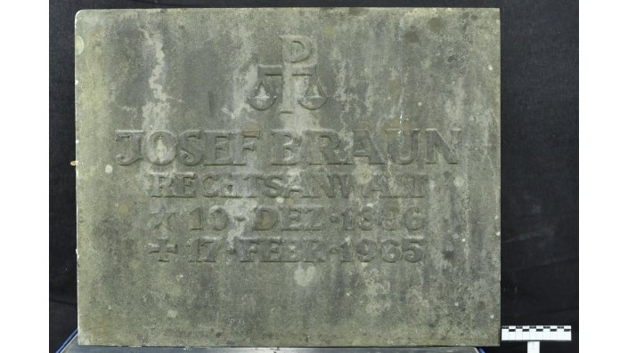 Vorzustand der Vorderansicht des linken flankierenden Elements mit Beschriftung, Josef Braun, Geburts- und Todesdatum