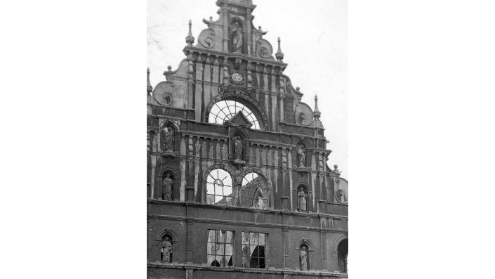 Zustand der Kirchenfassade um 1944. Foto aus dem Bestand des Stadtarchivs Aachen
