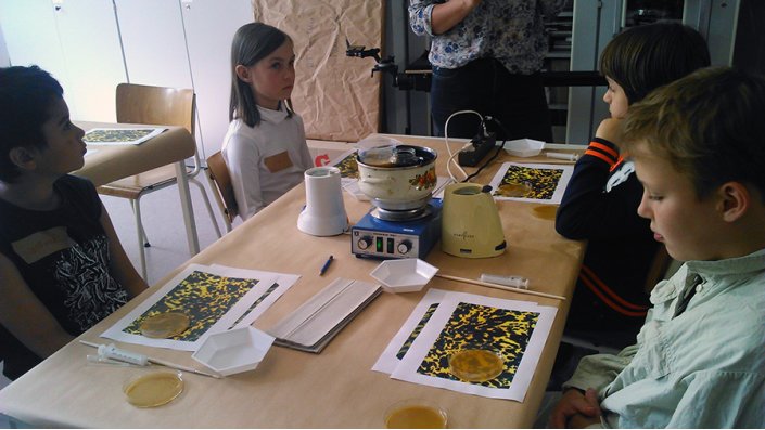 Da Schildpatt schon immer ein teures und seltenes Material war, wurde schon früh mit der Nachahmung dieses begehrten Werkstoffs begonnen. In der Kinderuni wurde gezeigt, wie bereits mit einfachen Mitteln wie Leim und Farbe eine solche Imitation hergestellt werden kann