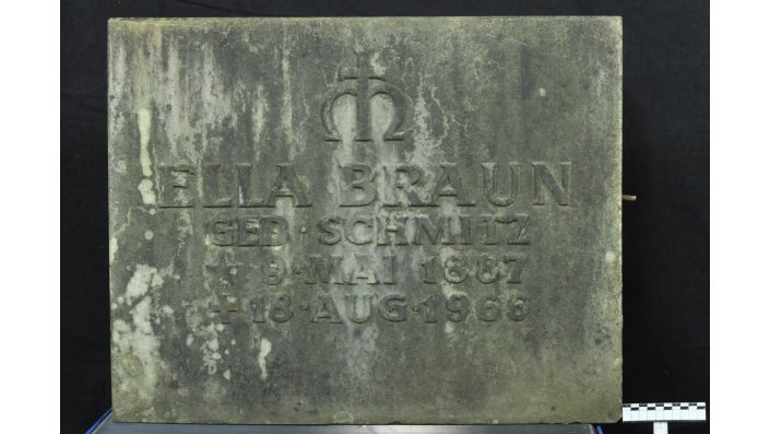 Vorzustand der Vorderansicht des rechten Grabsteins mit Beschriftung, Ella Braun, geb. Schmitz, Geburts- und Todesdatum