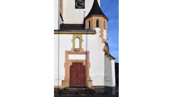 Südlicher Seiteneingang in der Westfassade: Die leere Nische über dem Portal ist Aufstellungsort der Hl. Walburga. 