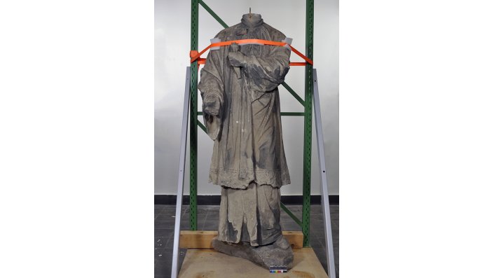 Skulptur des Heiligen Franz Xaver vor der Restaurierung