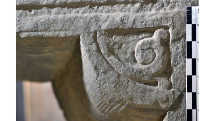 Bildhauerisches Detail einer Winkelstütze