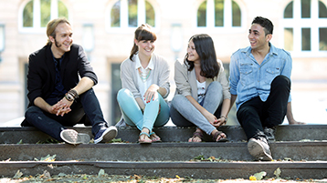 Studierende sitzen vor dem TH-Gebäude auf dem Boden (Bild: Thilo Schmülgen / TH Köln)