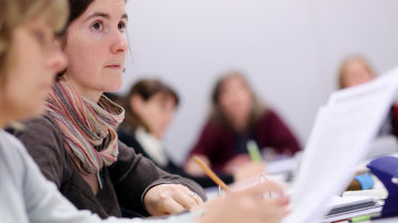 Menschen mit schriftlichen Unterlagen (Bild: Thilo Schmülgen / TH Köln)