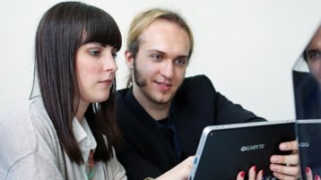 Studenten bei der Arbeit mit Tablet (Bild: Thilo Schmülgen/FH Köln)