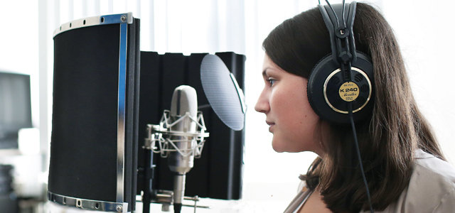 Studentin mit Mikrofon im Tonstudio (Bild:Thilo Schmülgen/FH Köln)