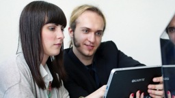 Studenten bei der Arbeit mit Tablet (Image: Thilo Schmülgen/FH Köln)