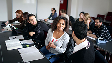 Studierende im Gespräch in einem Seminarraum