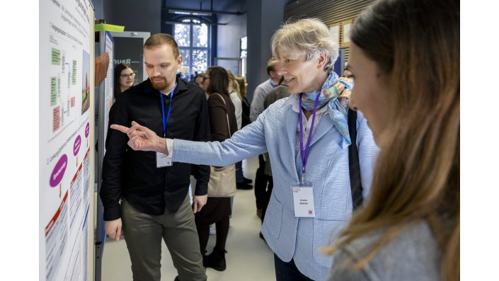 Prof. Ursula Wienen, Fr. Sommer & Hr. Schneider während der Postersession bei der 8. Forschungstagung Fachkommunikation – die wissenschaftliche Sicht am 7. März 2025 an der TH Köln
