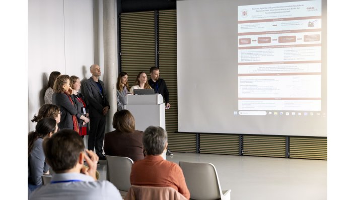 Vortragende während des Posterboosters bei der 8. Forschungstagung Fachkommunikation – die wissenschaftliche Sicht am 7. März 2025 an der TH Köln