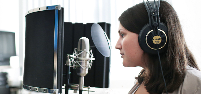 Studentin mit Mikrofon im Tonstudio (Bild: Thilo Schmülgen/FH Köln)