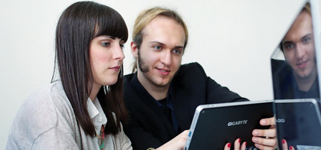 Studenten bei der Arbeit mit Tablet (Bild: Thilo Schmülgen/FH Köln)