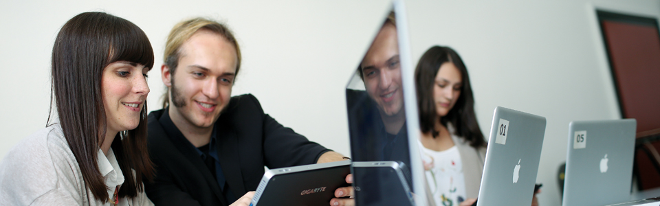 Studenten bei der Arbeit mit Tablet (Bild: Thilo Schmülgen/FH Köln)