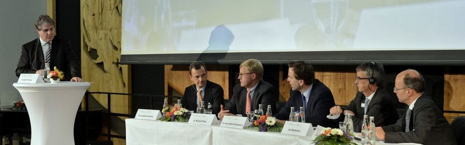 Das 5-köpfige Panel diskutiert mit dem Moderator die Situation und Zukunft der Rückversicherung (Bild: IVW / FH Köln (Gerhard Richter))