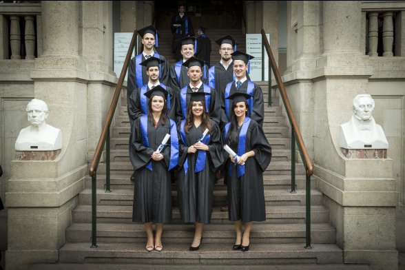 Absolventen des Sommersemester 2015 im Talar auf der Treppe im Foyer der Claudiusstraße