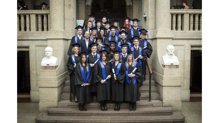 Absolventen des Sommersemester 2015 im Talar auf der Treppe im Foyer der Claudiusstraße