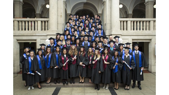 Absolventen des Sommersemester 2015 im Talar auf der Treppe im Foyer der Claudiusstraße