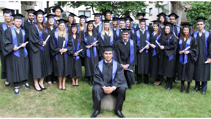 Ein Gruppenfoto der Bachelorabsolventen des Wintersemesters 2014/2015