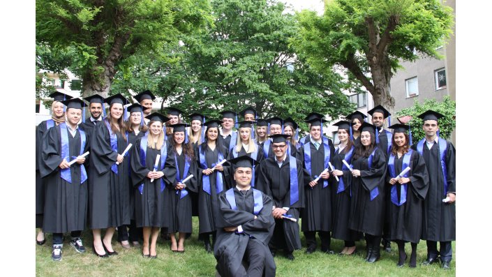 Ein Gruppenfoto der Bachelorabsolventen des Wintersemesters 2014/2015