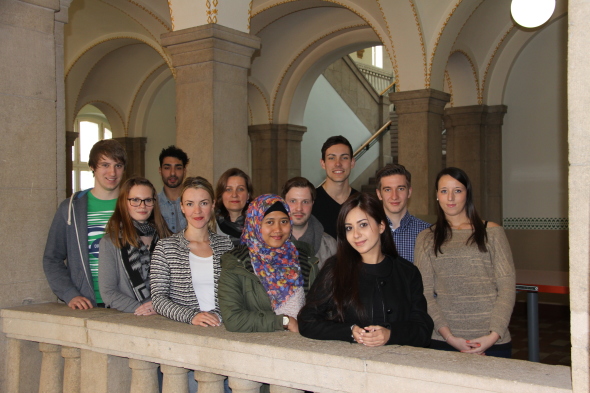Gruppenfoto von Studierenden der Gruppe 2 mit Frau Professor Blöcher