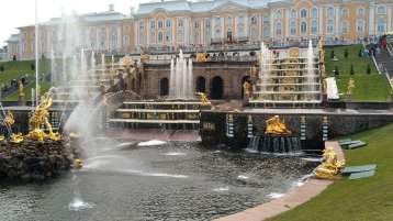 Große Kaskade im Schlosspark Peterhof bei St. Petersburg Große Kaskade im Schlosspark Peterhof bei St. Petersburg