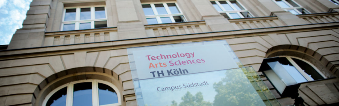 Bild des Logos der TH Köln vor dem Gebäude der Claudiusstraße 1 (Bild: TH Köln/Thilo Schmülgen)