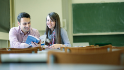 Studenten im Gespräch im Vorlesugnsraum, Tafel groß im Hintergrund (Bild: Thilo Schülgen / FH Köln)